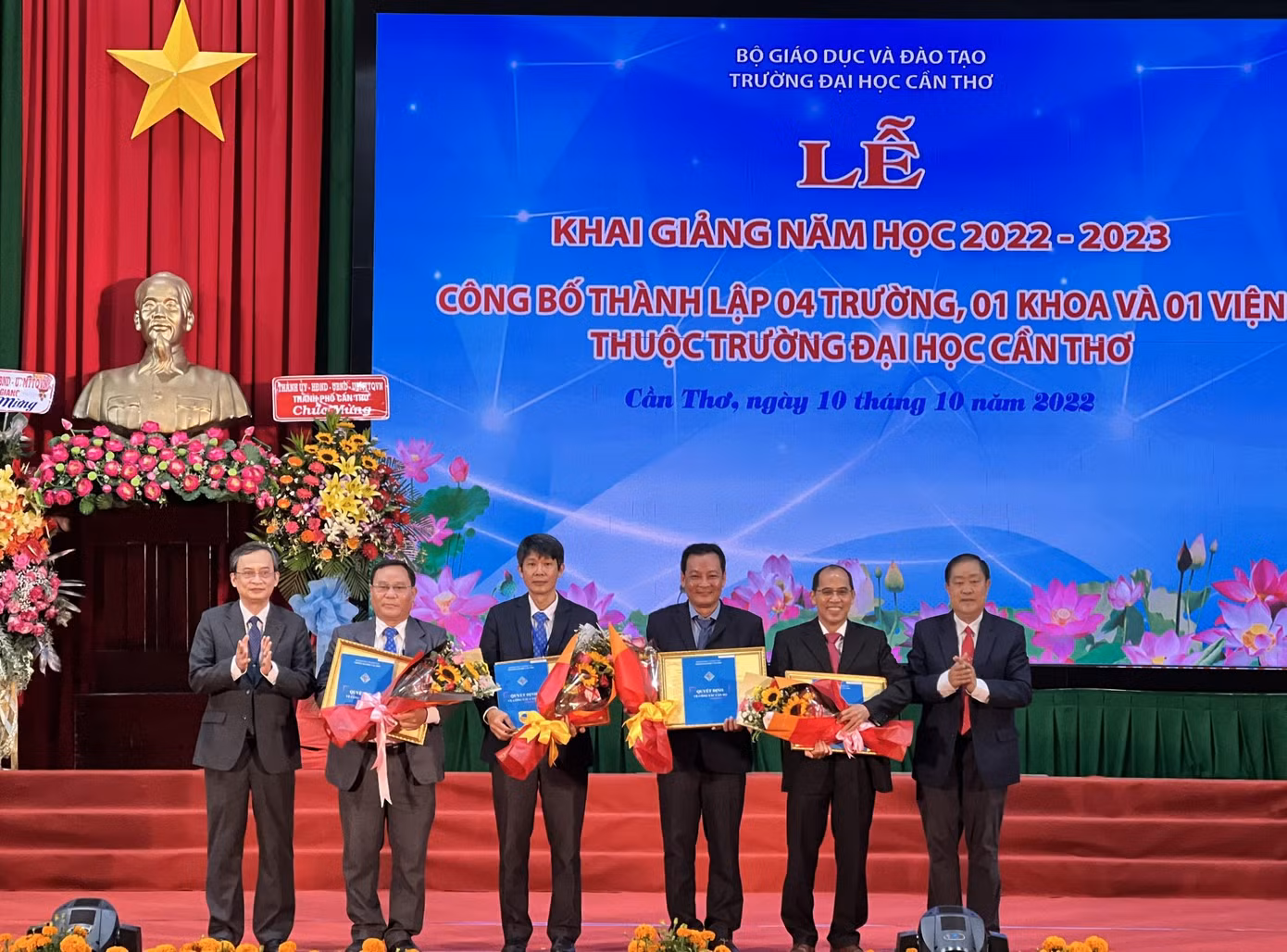 Trao quyết định thành lập 4 trường thuộc Trường ĐH Cần Thơ.