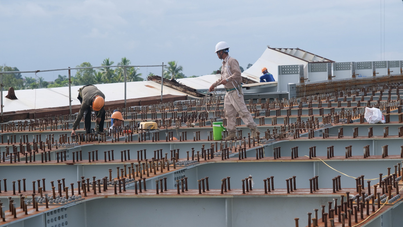 Đại diện đơn vị thi công cho biết, tiến độ công trình hiện đã đạt khoảng 80%, dự kiến hợp long dịp Quốc khánh 2/9, thông xe kỹ thuật vào tháng 11 và hoàn thành cuối năm nay.