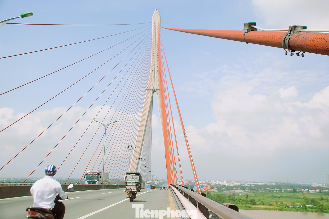 Theo UBND TP Cần Thơ, trong điều kiện nguồn vốn ngân sách nhà nước còn hạn chế, việc đầu tư xây dựng cầu lớn như cầu Ô Môn là rất khó thực hiện, do đó cần huy động vốn từ nhiều nguồn khác nhau, đặc biệt là các tổ chức tài chính và nhà tài trợ quốc tế. Trong ảnh: Cầu Cần Thơ (Ảnh: CK) Theo UBND TP Cần Thơ, trong điều kiện nguồn vốn ngân sách nhà nước còn hạn chế, việc đầu tư xây dựng cầu lớn như cầu Ô Môn là rất khó thực hiện, do đó cần huy động vốn từ nhiều nguồn khác nhau, đặc biệt là các tổ chức tài chính và nhà tài trợ quốc tế. Trong ảnh: Cầu Cần Thơ (Ảnh: CK)