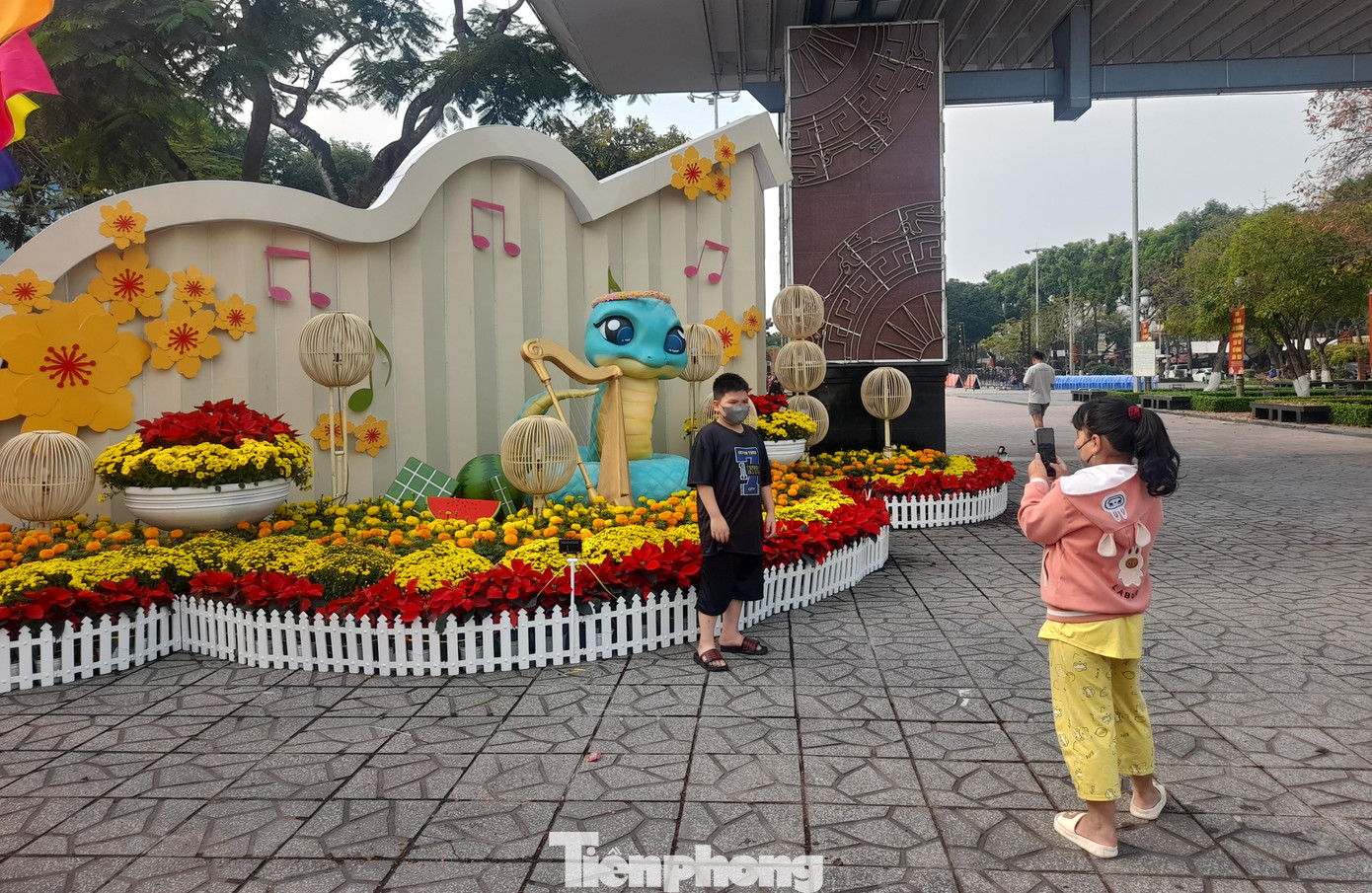 Trong khi đó, tại công viên Lưu Hữu Phước, hai linh vật rắn hiện diện hai bên cổng công viên thu hút người xem.