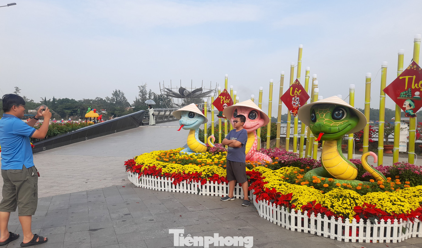 Người dân và du khách đến đây không thể bỏ qua một tấm ảnh.