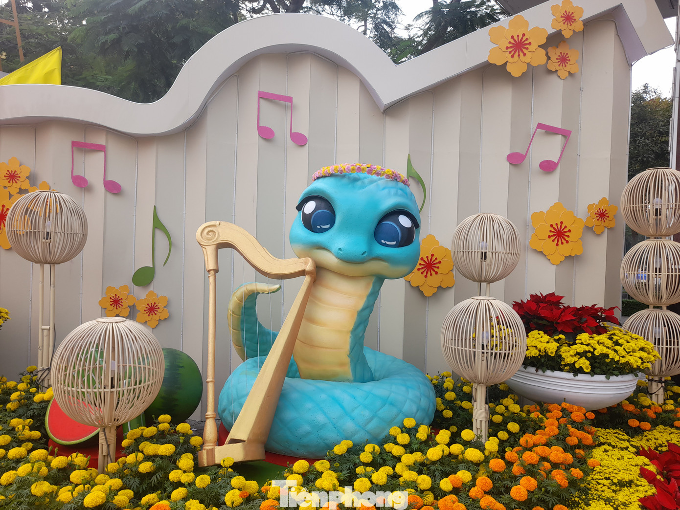 "Bé Na" bên trái chơi nhạc cụ, đầu đội vòng nguyệt quế.