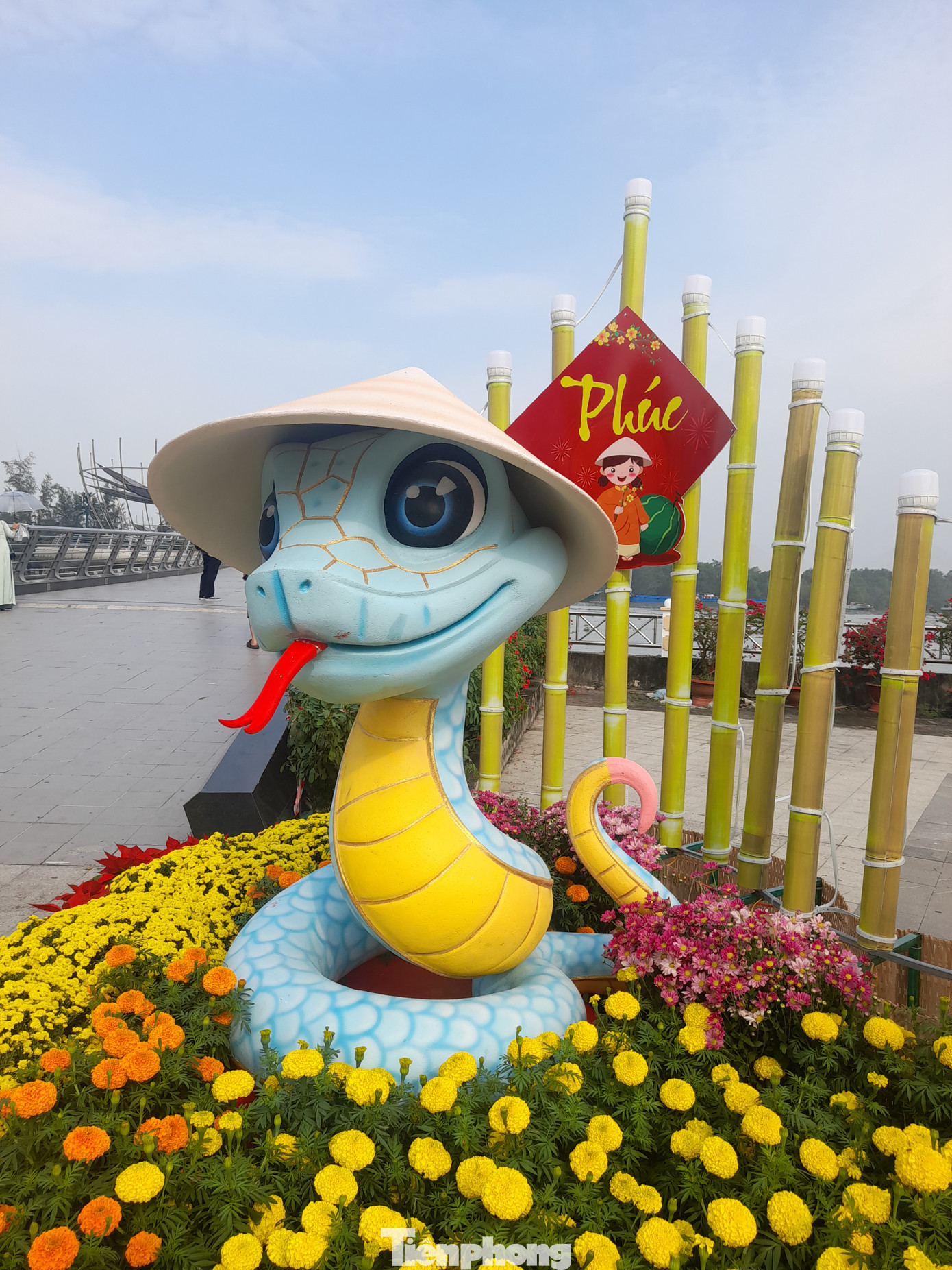 3 linh vật rắn với 3 màu sắc khác nhau và tượng trưng cho Phúc, Lộc, Thọ, mang tới nhiều may mắn, an khang, thịnh vượng trong năm mới Ất Tỵ 2025.