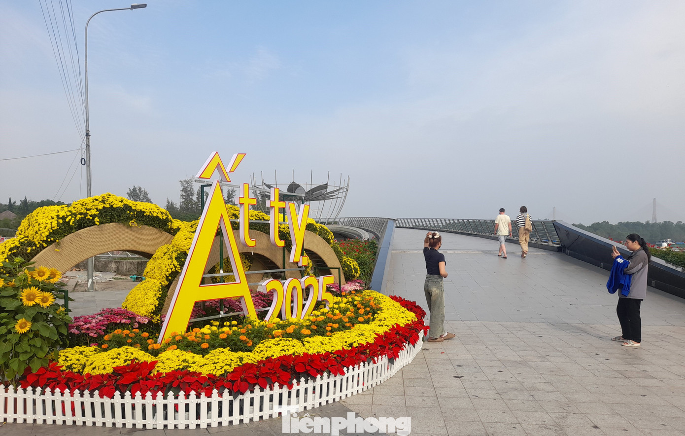 Nằm cạnh Bến Ninh Kiều, Cầu đi bộ là một trong những điểm du lịch nổi tiếng ở Cần Thơ.