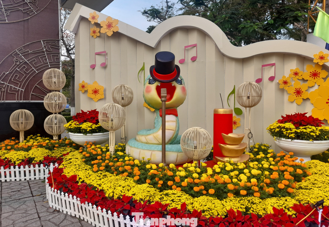 Còn "bé Na" bên phải đội mũ, làm ca sĩ.