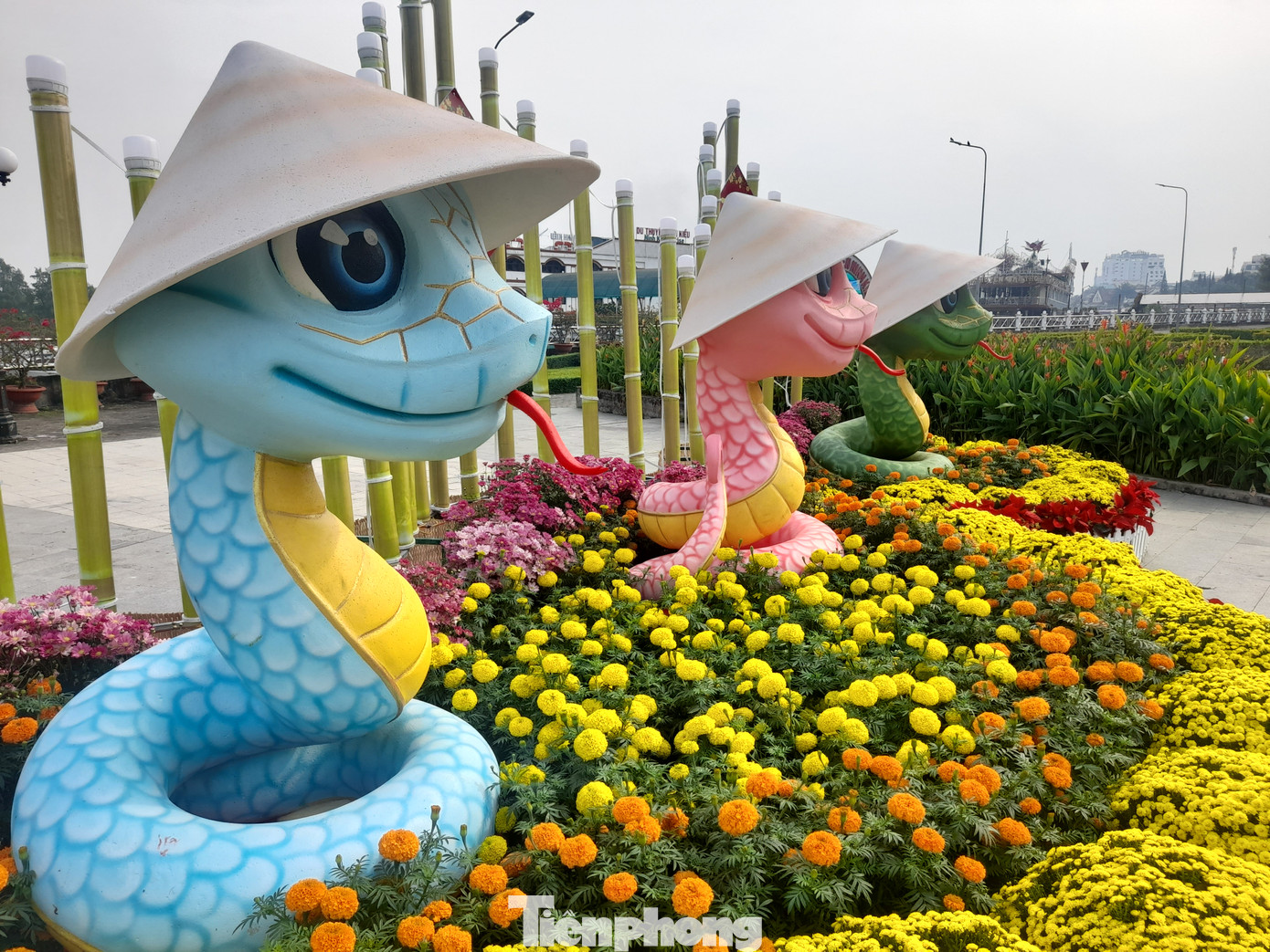 Đại diện đơn vị thi công cho biết không như các linh vật khác, nếu làm giống thật quá thì sẽ gây cảm giác sợ hãi cho người xem. Do đó, các "bé Na" được biến hóa để có dáng vẻ ngộ nghĩnh và dễ thương.