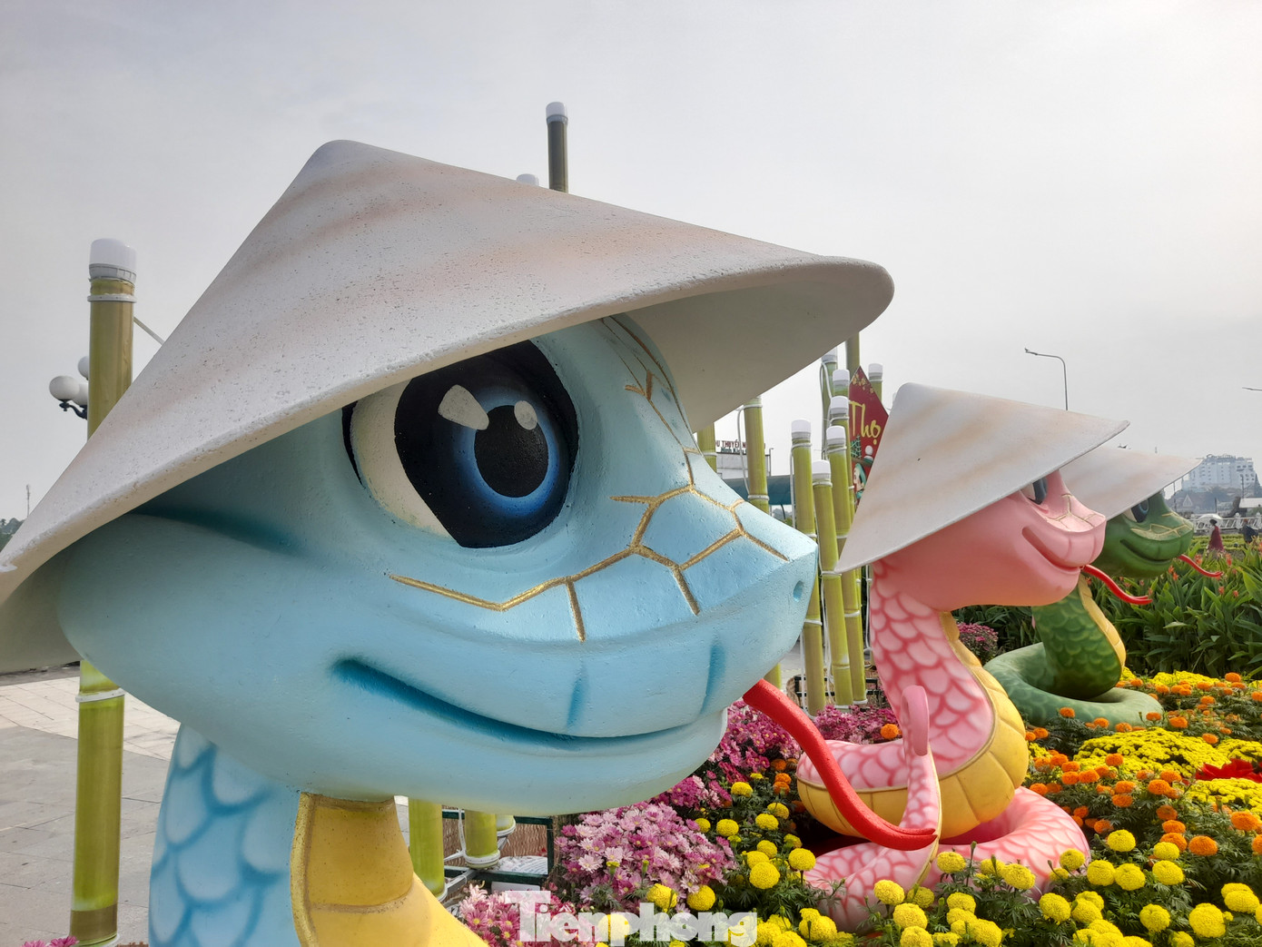 Chất liệu để tạo linh vật rắn được làm bằng xốp, từ lúc có ý tưởng đến lúc hoàn thành sản phẩm mất khoảng 15 ngày, mỗi "bé Na" nặng khoảng 20 kg (gồm cả bục).