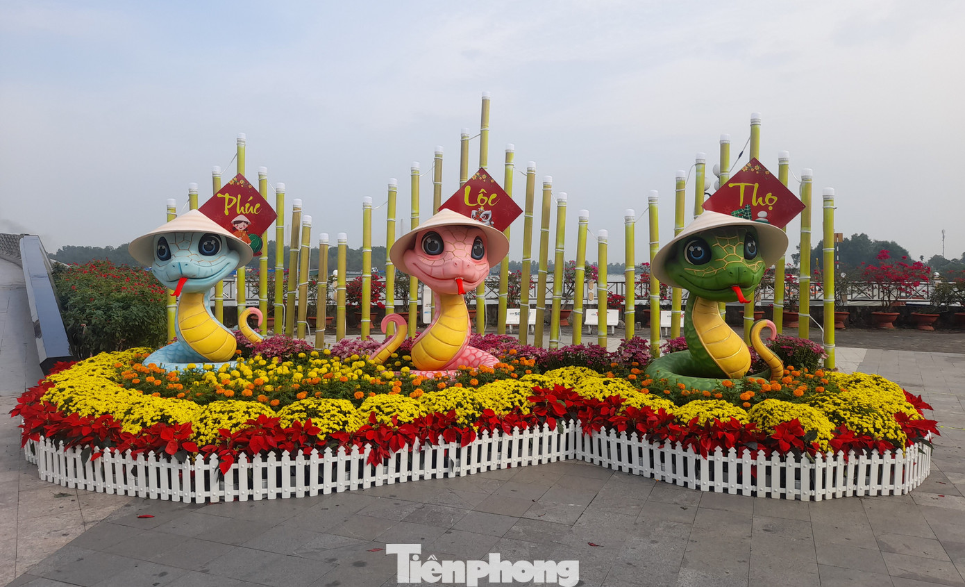 Tại khu vực Cầu đi bộ, gần Bến Ninh Kiều, 3 "bé Na" trình làng với chiếc nón lá trên đầu.