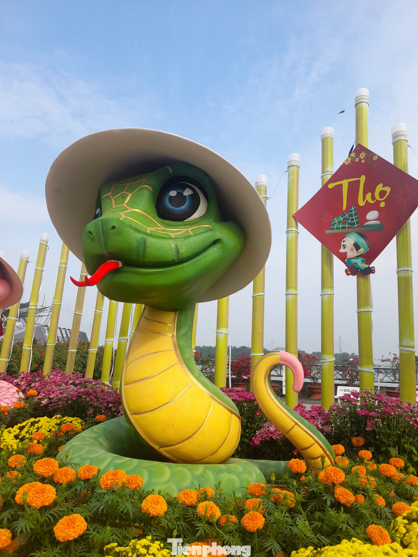 3 linh vật rắn với 3 màu sắc khác nhau và tượng trưng cho Phúc, Lộc, Thọ, mang tới nhiều may mắn, an khang, thịnh vượng trong năm mới Ất Tỵ 2025.