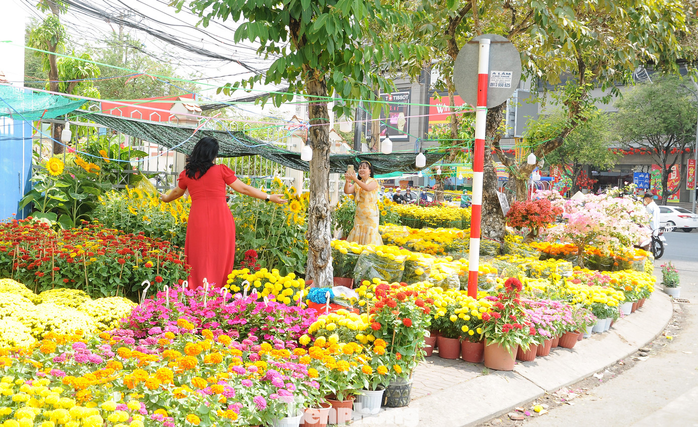 Điểm bán hoa đầu đường Trần Văn Hoài, Tết cận kề nhưng hoa còn nhiều do sức mua cũng yếu hơn so với mọi năm.