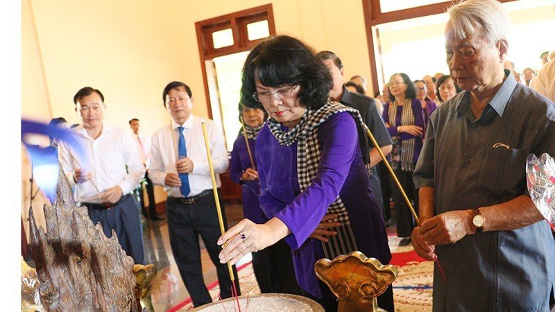 Nguyên Phó Chủ tịch nước Đặng Thị Ngọc Thịnh dâng hương.