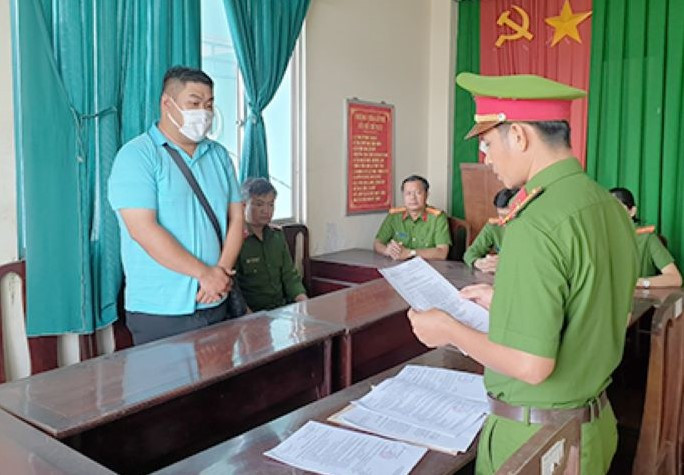 Công an tống đạt các quyết định đối với Nguyễn Hoàng Bảo. Công an tống đạt các quyết định đối với Nguyễn Hoàng Bảo.