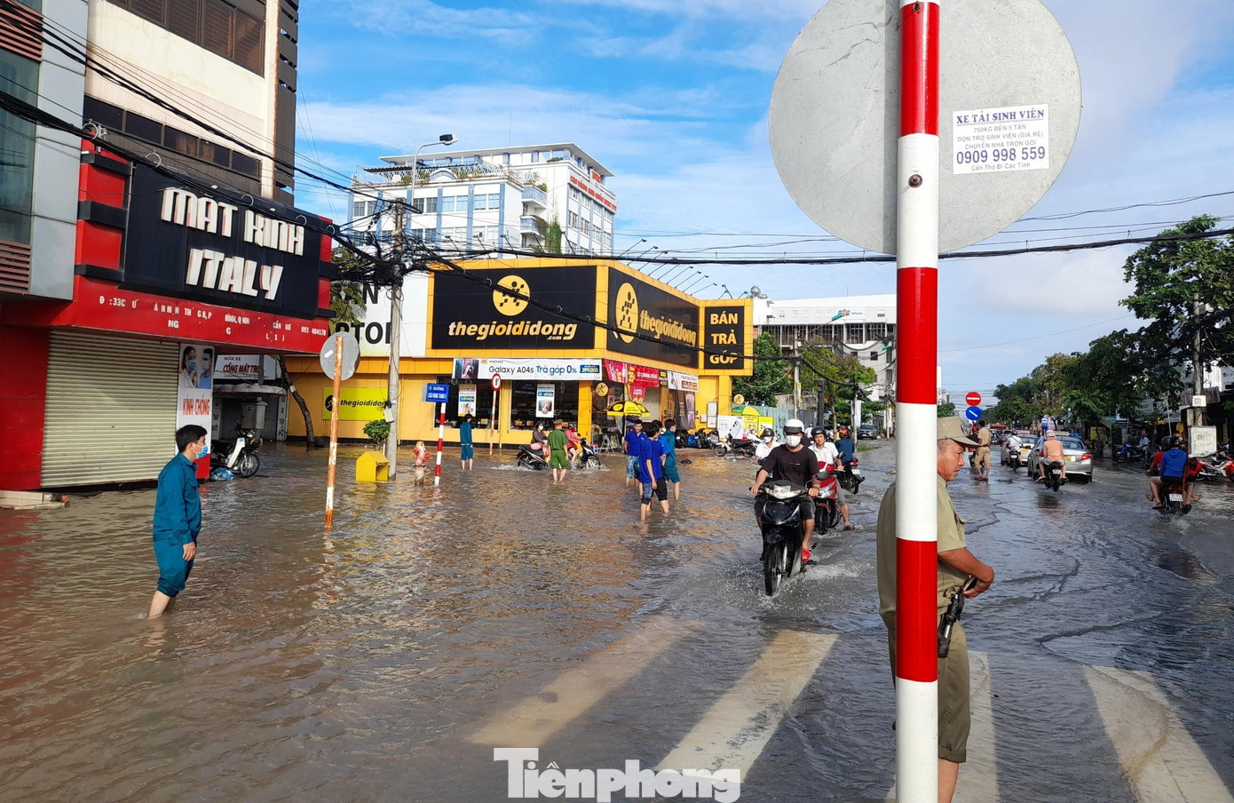 Các lực lượng được huy động túc trực để điều tiết giao thông, xử lý sự cố, giúp dân lưu thông.