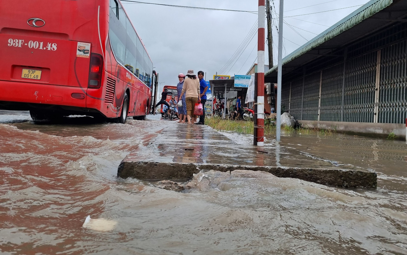 Theo người dân sống hai bên đường, khu vực này hằng năm thường xảy ra ngập cục bộ vào các đợt triều cường dâng cao.