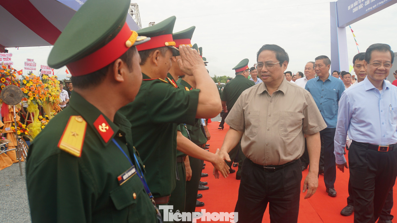 Thủ tướng thăm hỏi đơn vị thi công. Thủ tướng thăm hỏi đơn vị thi công.