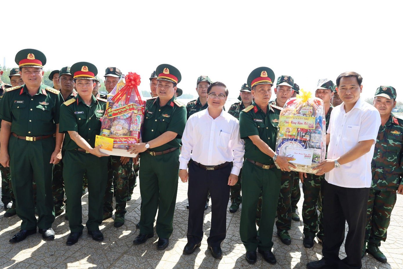 Lãnh đạo TP Cần Thơ thăm hỏi, tặng quà đơn vị làm nhiệm vụ.