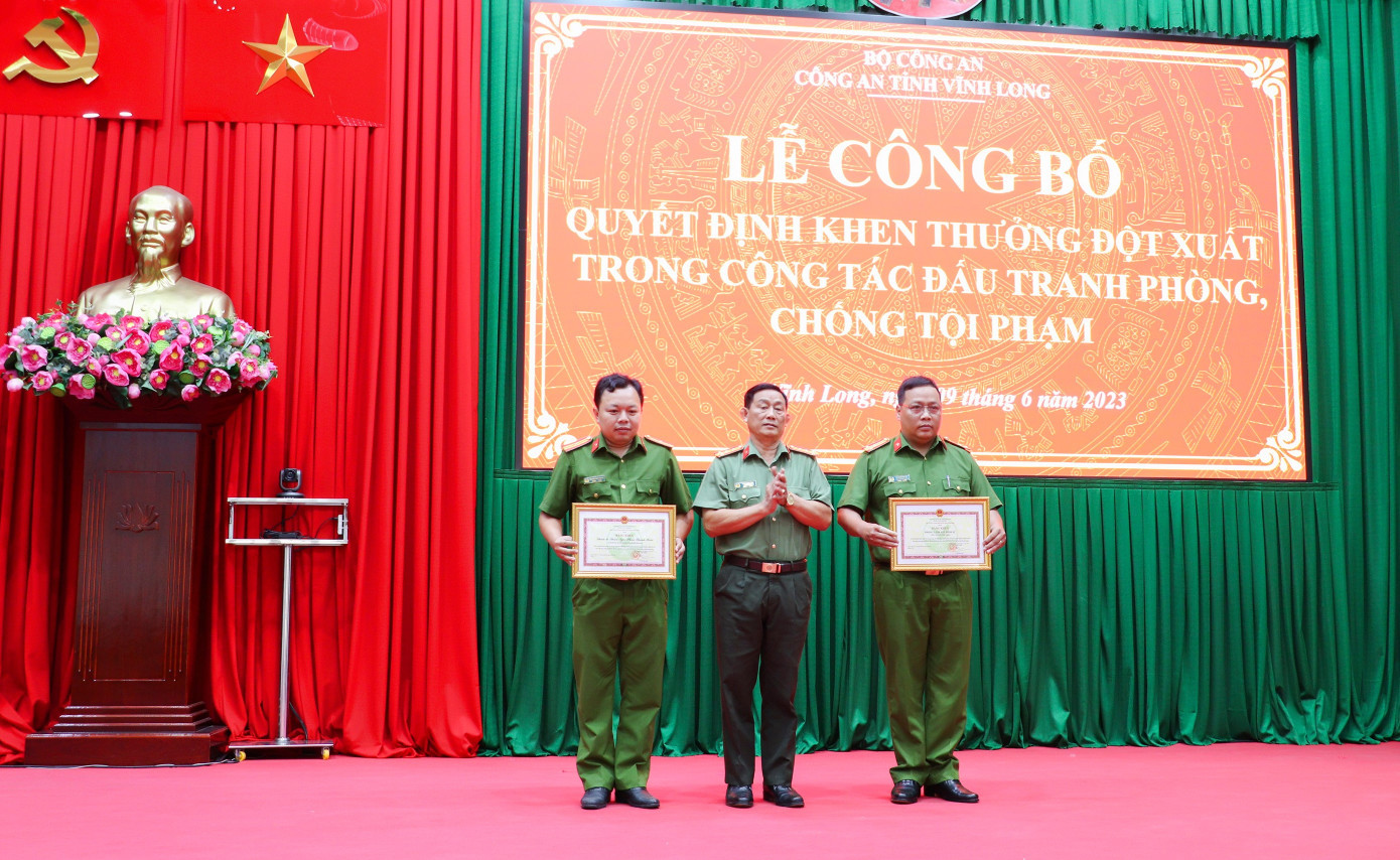 Đại tá Phan Ngọc Tính - Phó Giám đốc Công an tỉnh Vĩnh Long trao Bằng khen của Chủ tịch UBND tỉnh cho các tập thể và cá nhân. Đại tá Phan Ngọc Tính - Phó Giám đốc Công an tỉnh Vĩnh Long trao Bằng khen của Chủ tịch UBND tỉnh cho các tập thể và cá nhân.