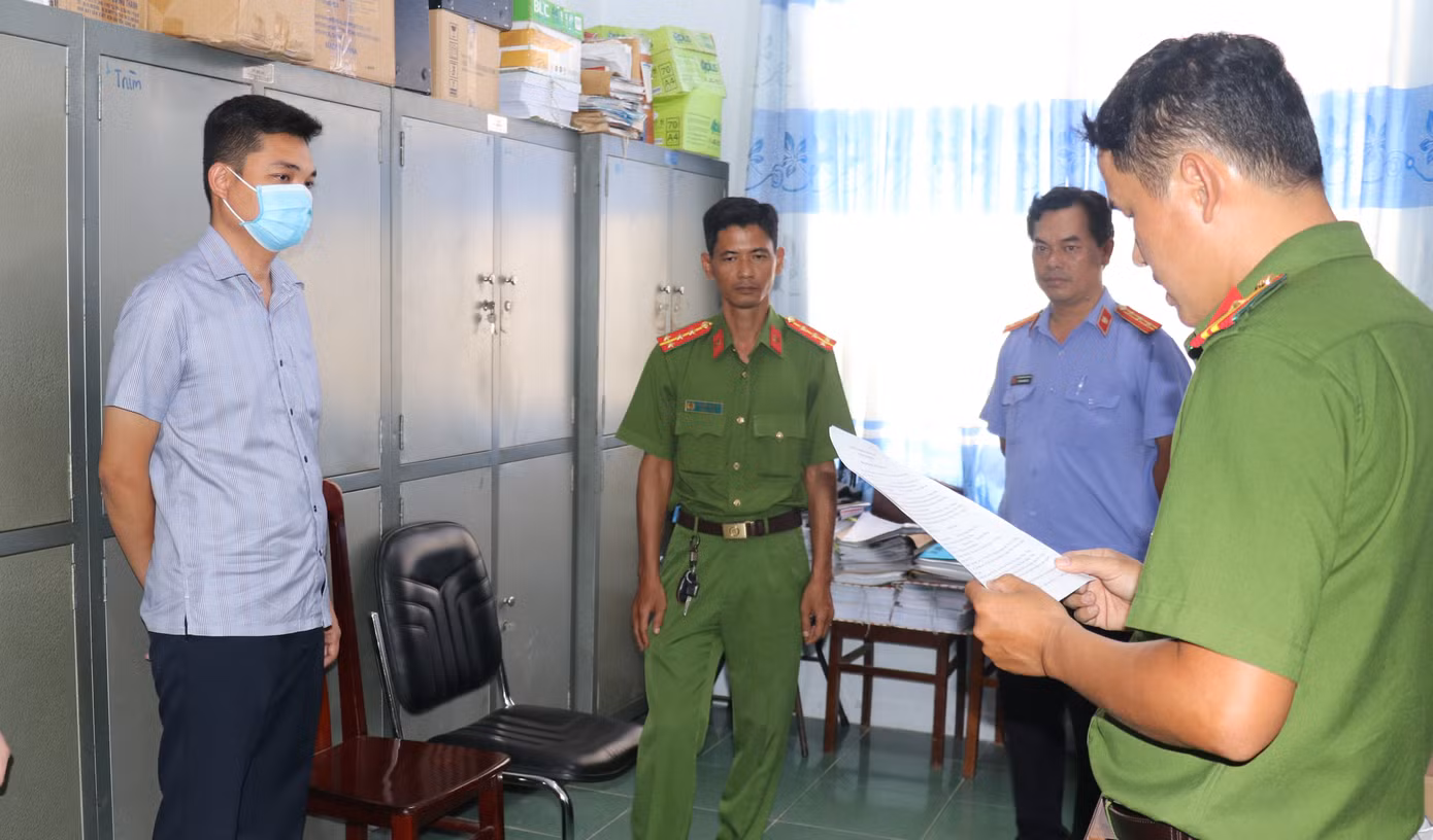 Công an thi hành các quyết định đối với Huỳnh Thắng. Công an thi hành các quyết định đối với Huỳnh Thắng.