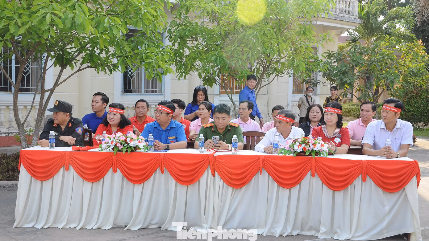 Đại biểu tham dự lễ khai mạc.