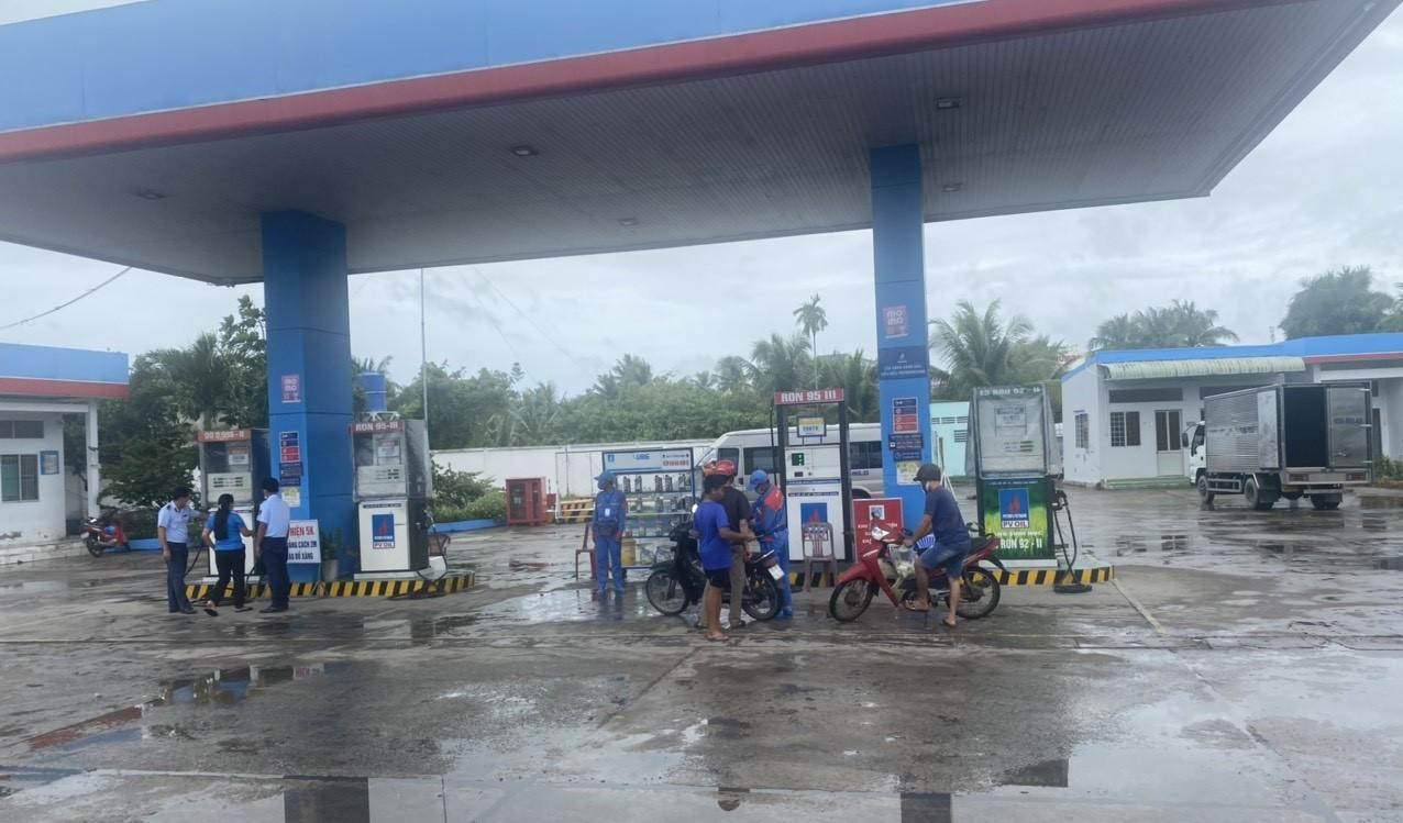 Lực lượng chức năng tỉnh Hậu Giang kiểm tra tại một cây xăng. Lực lượng chức năng tỉnh Hậu Giang kiểm tra tại một cây xăng.