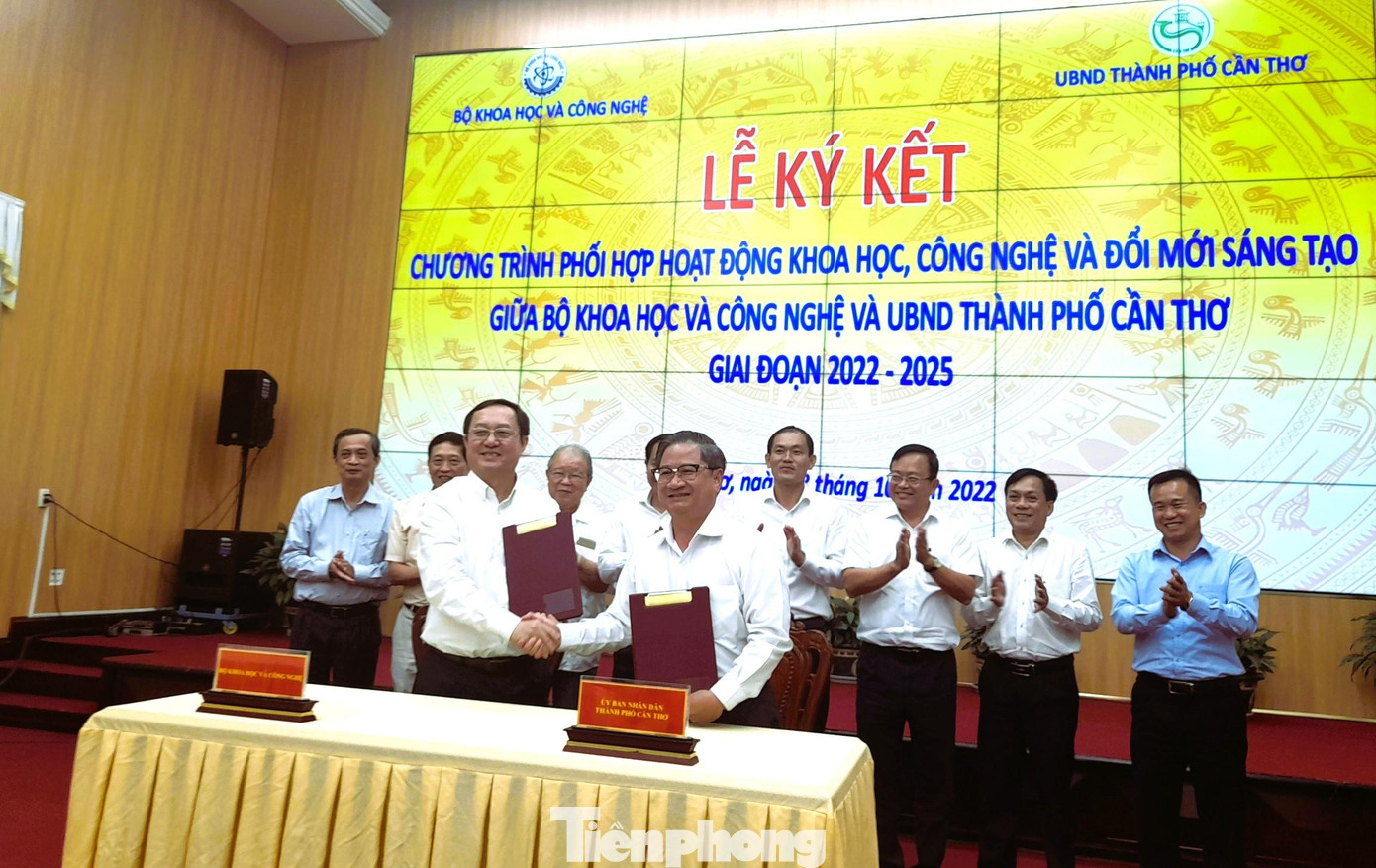 Bộ trưởng Bộ KH&CN và Chủ tịch UBND TP Cần Thơ ký kết chương trình nhằm tăng cường phối hợp giữa hai bên trong chỉ đạo, điều hành các hoạt động KHCN và ĐMST; thúc đẩy phát triển nguồn nhân lực chất lượng cao, dịch vụ KH&CN. Ảnh: CK Bộ trưởng Bộ KH&CN và Chủ tịch UBND TP Cần Thơ ký kết chương trình nhằm tăng cường phối hợp giữa hai bên trong chỉ đạo, điều hành các hoạt động KHCN và ĐMST; thúc đẩy phát triển nguồn nhân lực chất lượng cao, dịch vụ KH&CN. Ảnh: CK