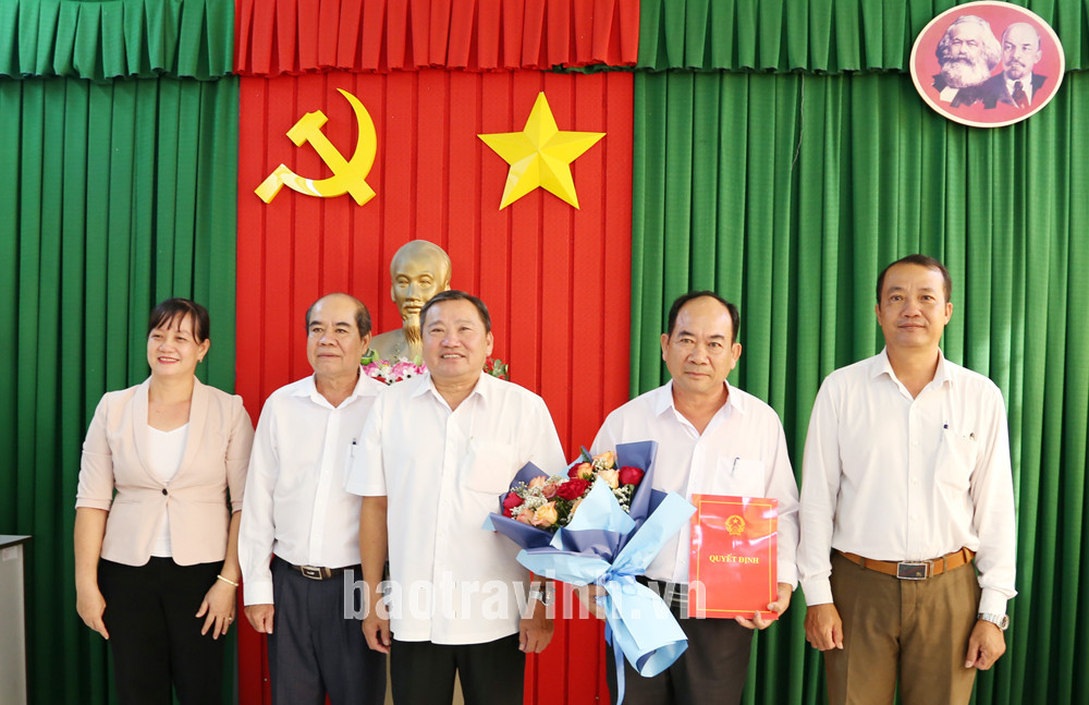 Ông Huỳnh Kim Nhân nhận quyết định giữ chức vụ Phó Giám đốc Sở Nông nghiệp và Phát triển nông thôn Trà Vinh. Ảnh: Ngọc Xoàn Ông Huỳnh Kim Nhân nhận quyết định giữ chức vụ Phó Giám đốc Sở Nông nghiệp và Phát triển nông thôn Trà Vinh. Ảnh: Ngọc Xoàn