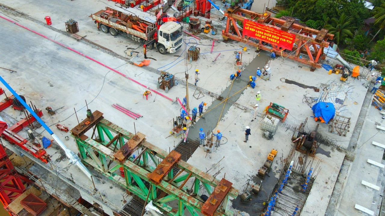 Theo ông Trịnh Trường Hải - Giám đốc điều hành dự án cầu Mỹ Thuận 2, đến cuối tháng 10, khi căng 12 bó cáp văng và đúc xong 3 đốt dầm mỗi bên của nhịp chính thì sẽ được hợp long cầu chính và công trình sẽ hoàn thành vào cuối năm 2023. Trong ảnh: Nhịp biên phía bờ Vĩnh Long đã hợp long.