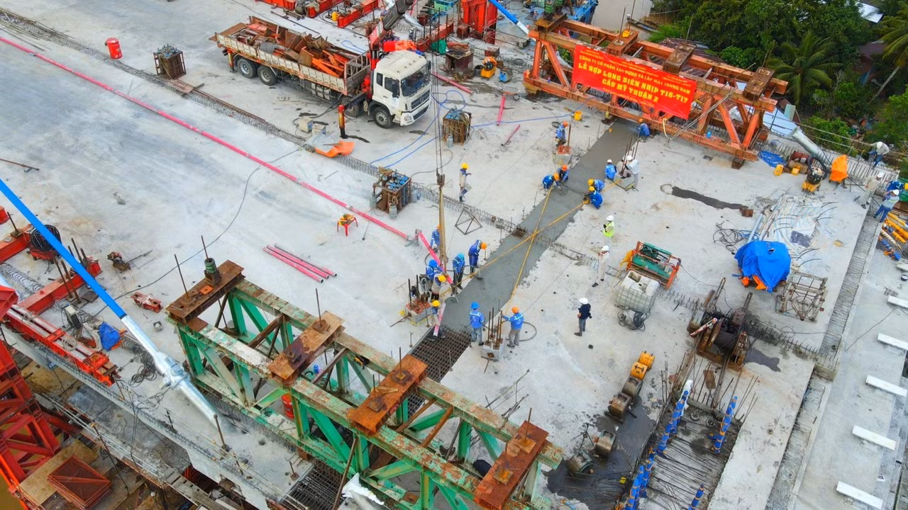 Theo ông Trịnh Trường Hải - Giám đốc điều hành dự án cầu Mỹ Thuận 2, đến cuối tháng 10, khi căng 12 bó cáp văng và đúc xong 3 đốt dầm mỗi bên của nhịp chính thì sẽ được hợp long cầu chính và công trình sẽ hoàn thành vào cuối năm 2023. Trong ảnh: Nhịp biên phía bờ Vĩnh Long đã hợp long.