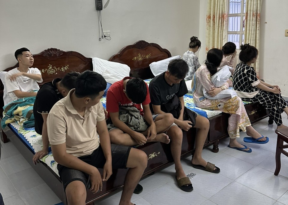 Nhóm thanh niên tụ tập sử dụng ma túy. Ảnh: Công an cung cấp.