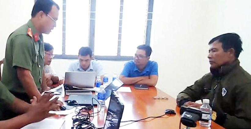 Cơ quan Công an làm việc với Thạch Tha (bìa phải). Ảnh: Hồ Giang.