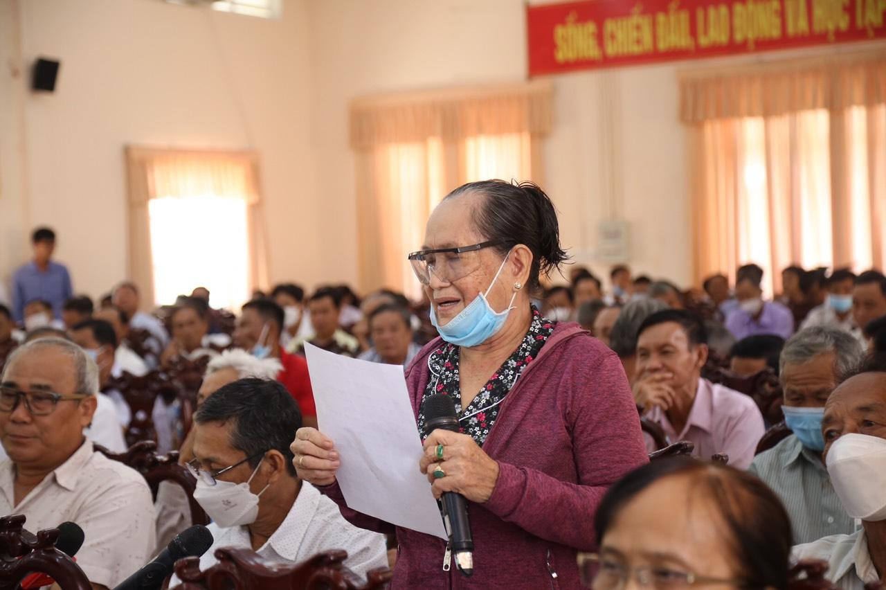 Cử tri phát biểu tại buổi tiếp xúc. Cử tri phát biểu tại buổi tiếp xúc.