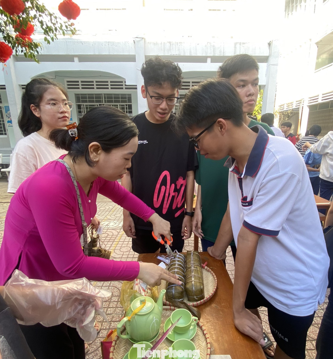 Cắt bánh Tét để trang trí, thi trình bày. Cắt bánh Tét để trang trí, thi trình bày.