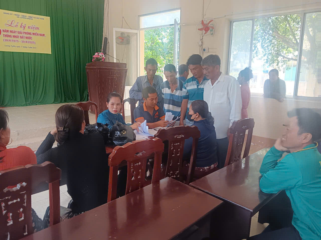 Người dân đến nhận bồi thường. Người dân đến nhận bồi thường.