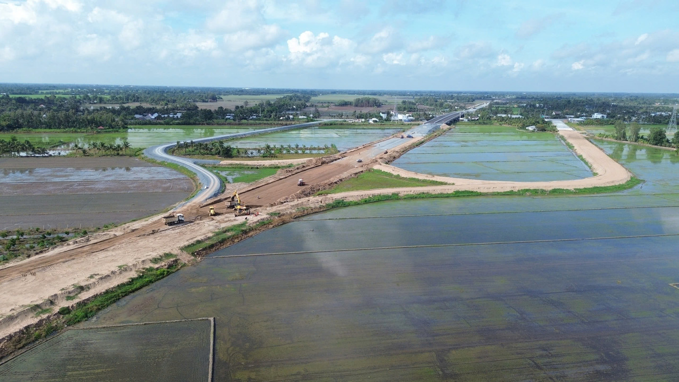 Công trường dự án cao tốc Cần Thơ - Cà Mau đoạn qua tỉnh Hậu Giang.