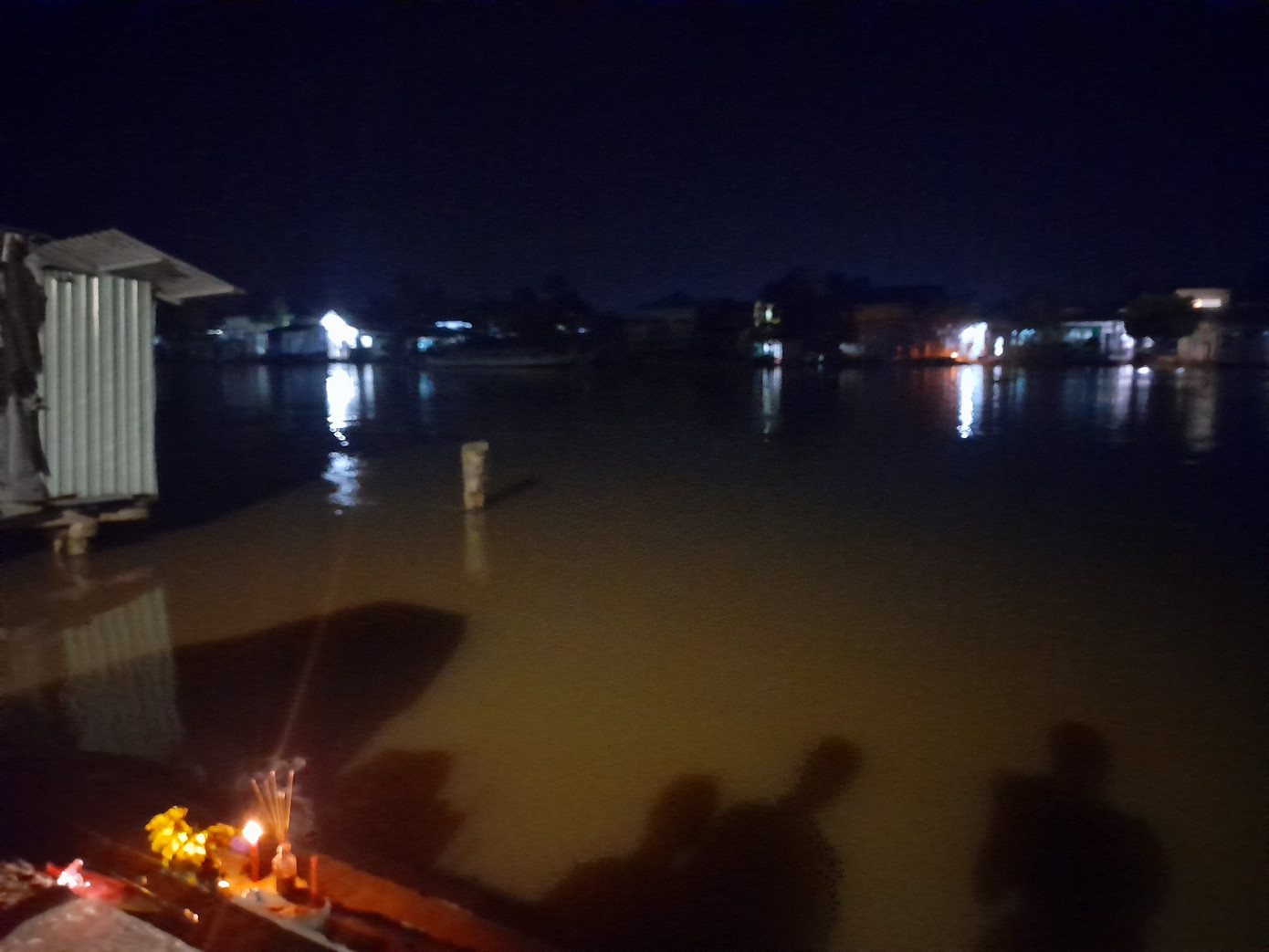 Hiện trường đoạn sông nơi em P tắm rồi đuối nước. Hiện trường đoạn sông nơi em P tắm rồi đuối nước.