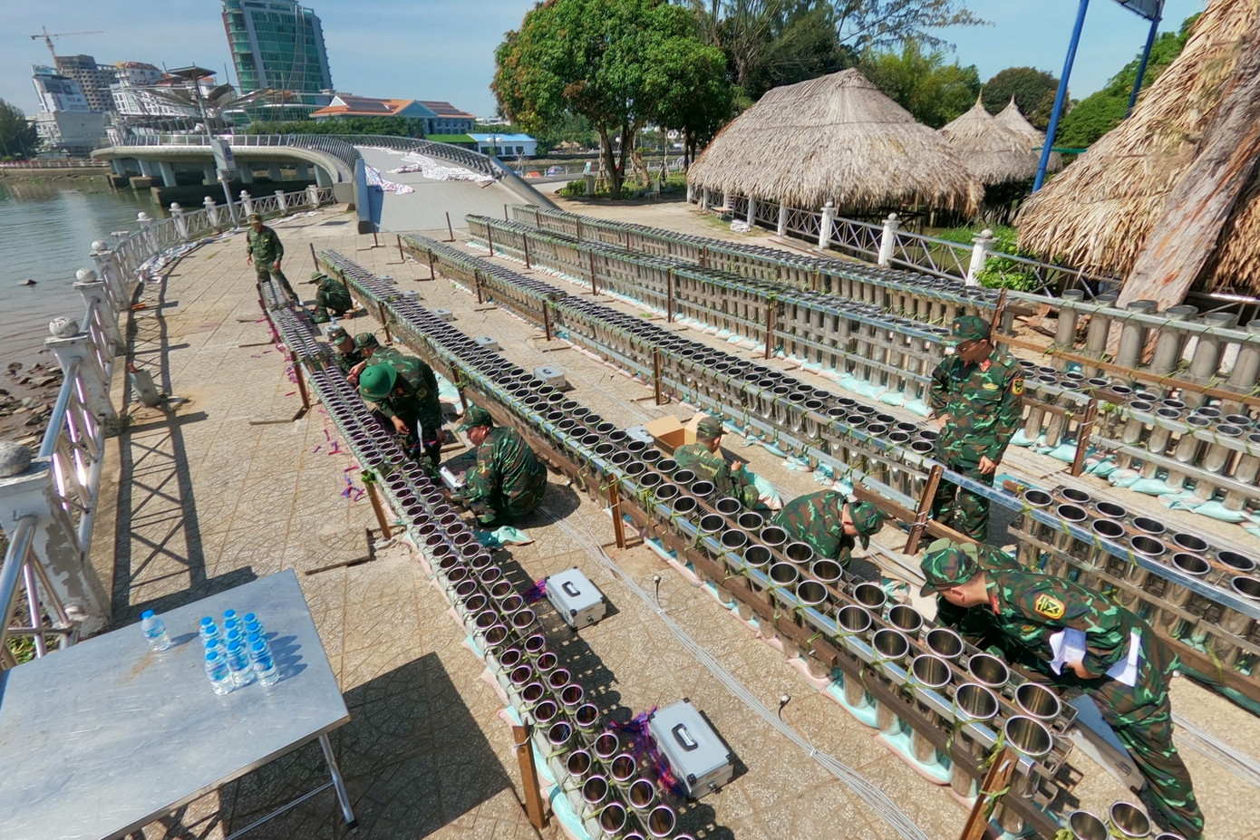 Điểm bắn pháo hoa tầm cao được thực hiện tại khu vực nhà hàng Hoa Sứ, phường Cái Khế, quận Ninh Kiều, gần cầu đi bộ và bến Ninh Kiều.