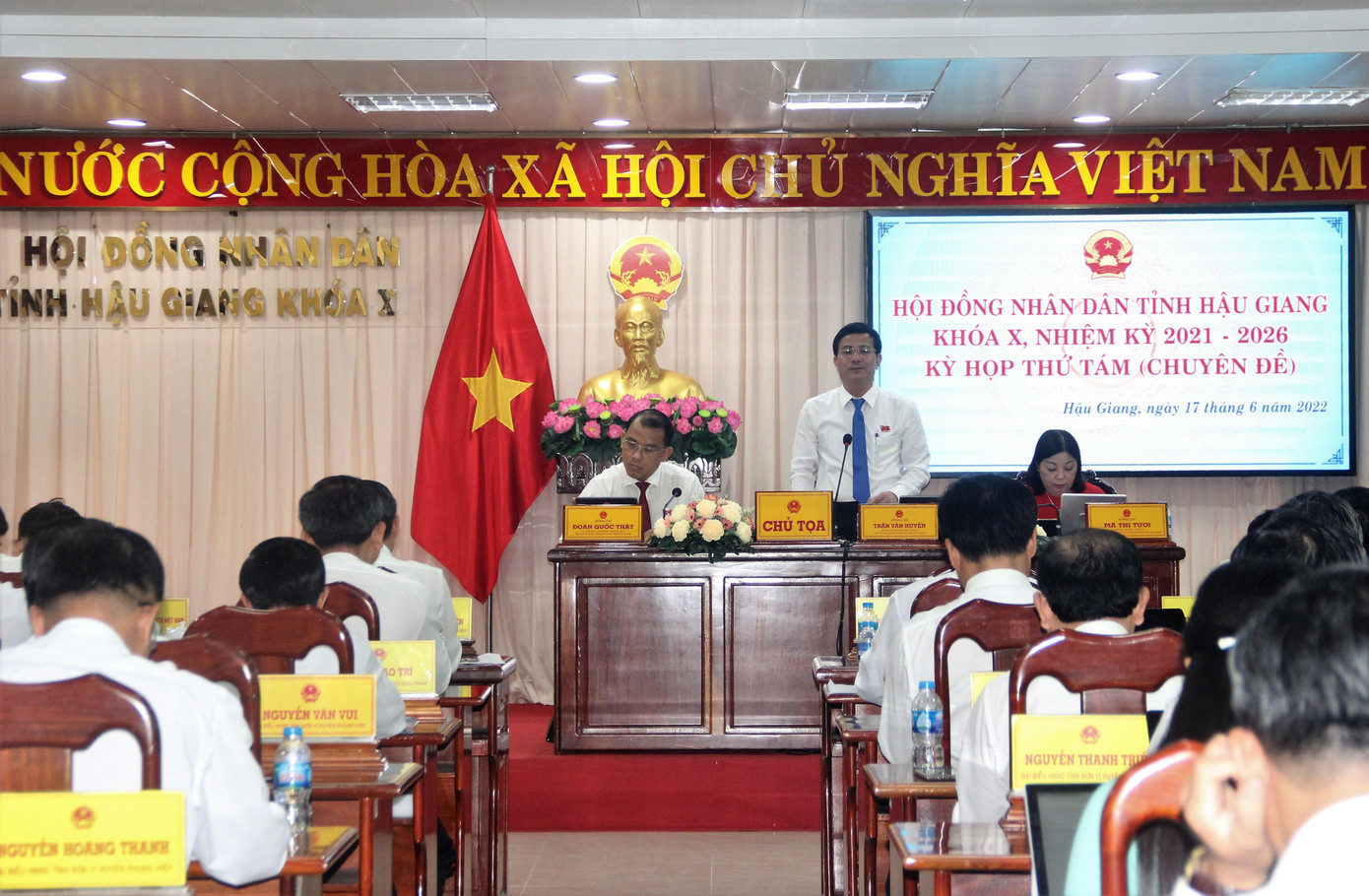 Chủ tịch HĐND tỉnh Hậu Giang Trần Văn Huyến phát biểu tại kỳ họp.