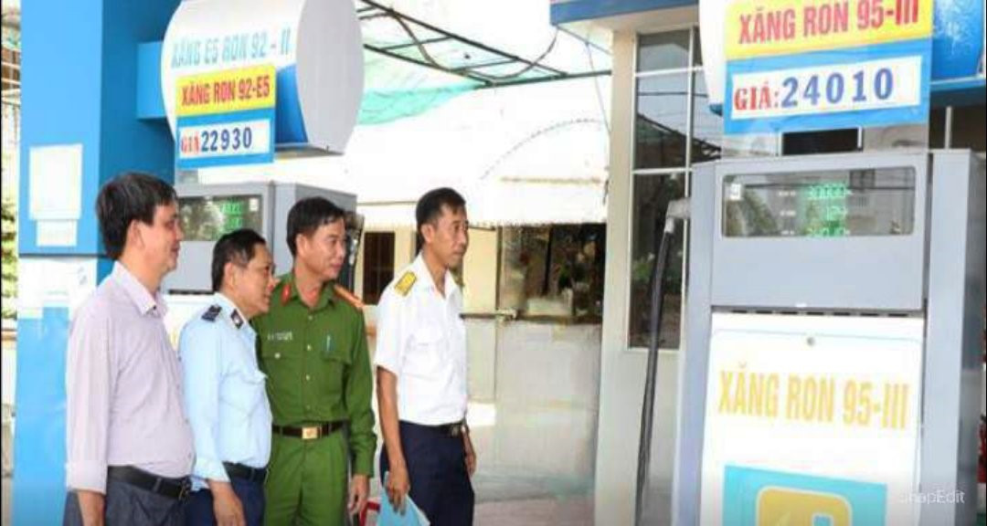 Lực lượng chức năng Trà Vinh kiểm tra cơ sở kinh doanh xăng dầu.