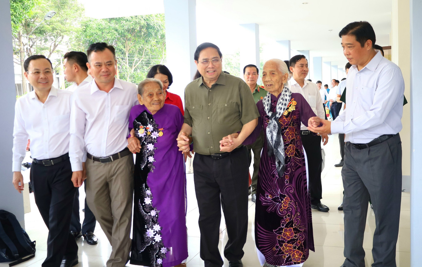 Thủ tướng Phạm Minh Chính cùng các Mẹ Việt Nam Anh hùng tại Cần Thơ.