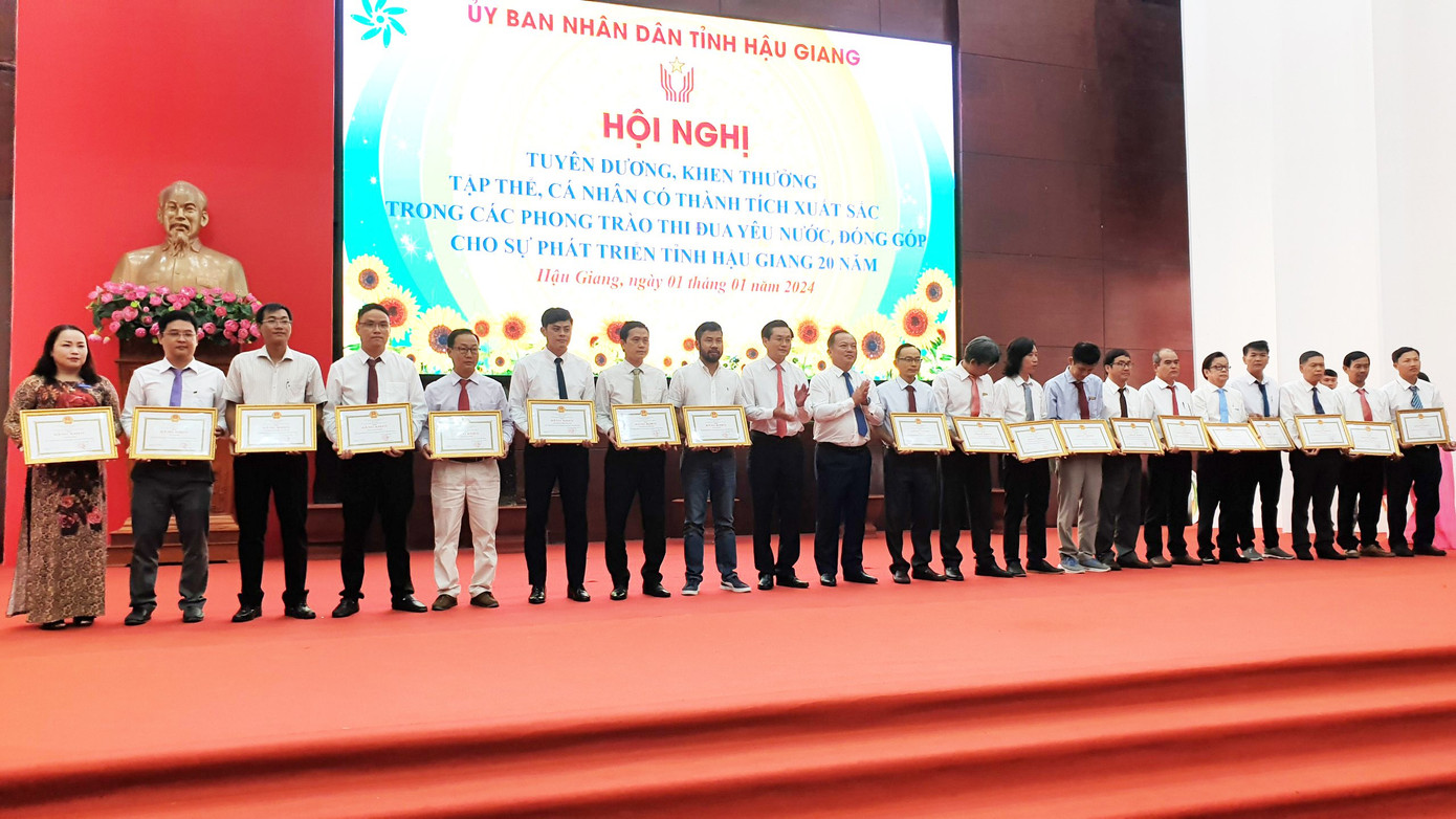 Lãnh đạo tỉnh Hậu Giang trao Bằng khen cho các tập thể, cá nhân.