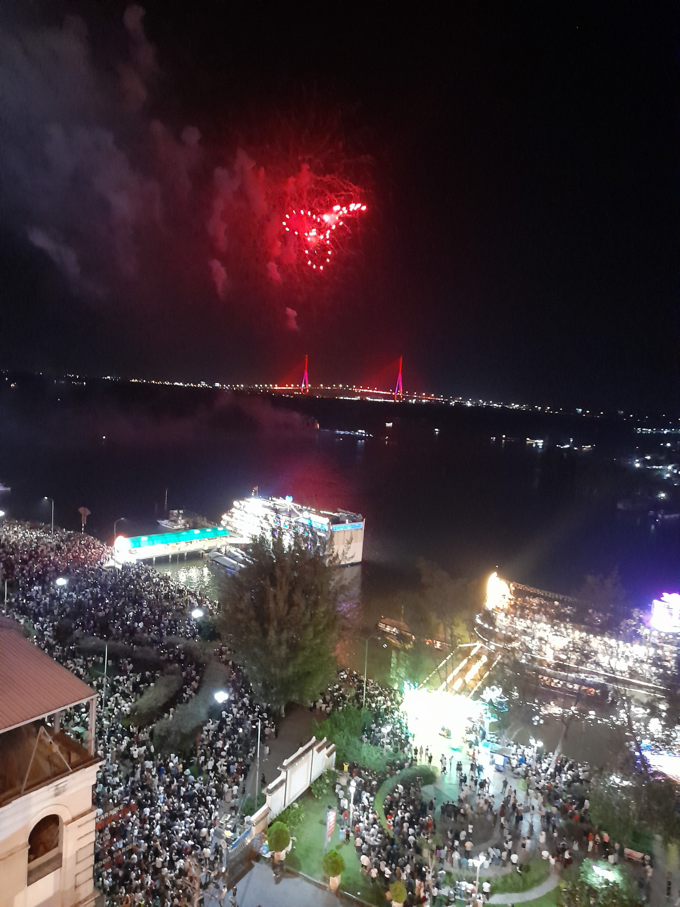 Pháo hoa được bắn từ sà lan đậu giữa sông Cần Thơ. Pháo hoa được bắn từ sà lan đậu giữa sông Cần Thơ.