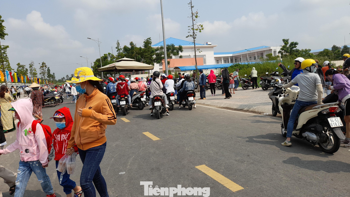 Người dân và du khách về đền thờ Vua Hùng ở Cần Thơ từ sáng sớm.