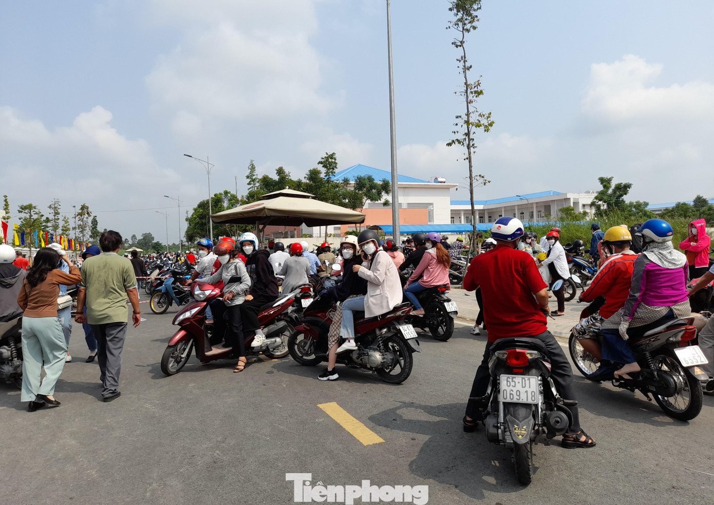 Gần giữa trưa, đền thờ Vua Hùng vẫn nườm nượp khách.