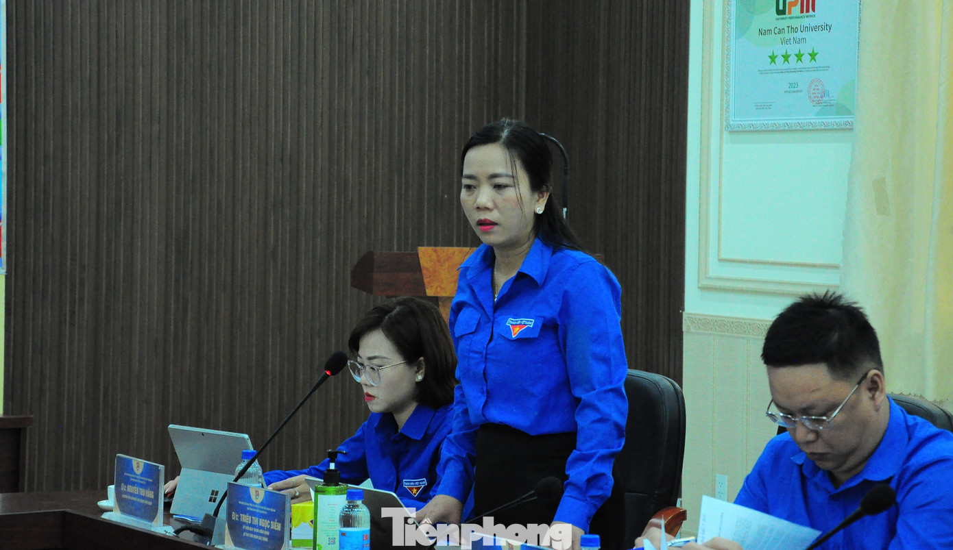 Đại biểu trao đổi tại hội nghị. Đại biểu trao đổi tại hội nghị.