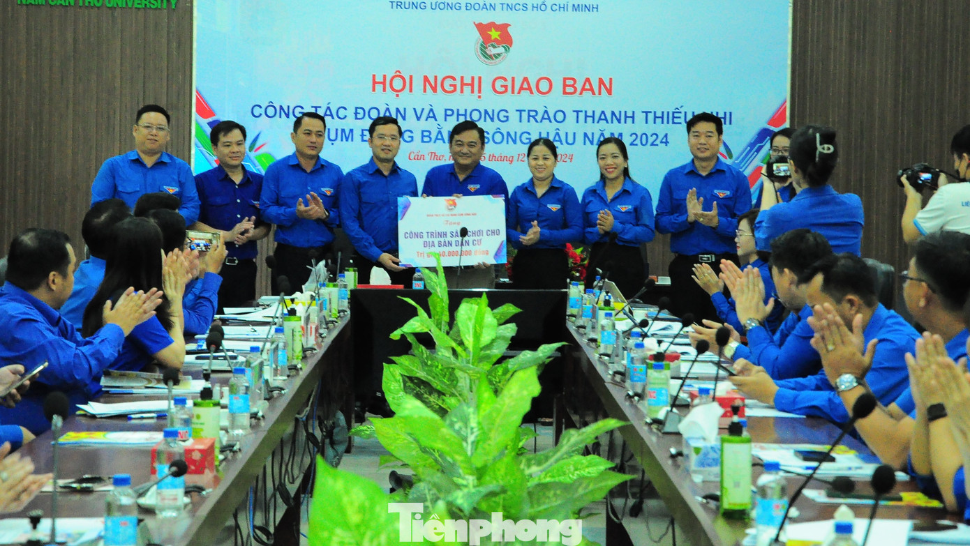 Cụm Đồng bằng Sông Hậu trao tặng công trình thanh niên “Công trình sân chơi cho địa bàn dân cư” cho đơn vị Quận Đoàn Bình Thủy (Cần Thơ). Cụm Đồng bằng Sông Hậu trao tặng công trình thanh niên “Công trình sân chơi cho địa bàn dân cư” cho đơn vị Quận Đoàn Bình Thủy (Cần Thơ).