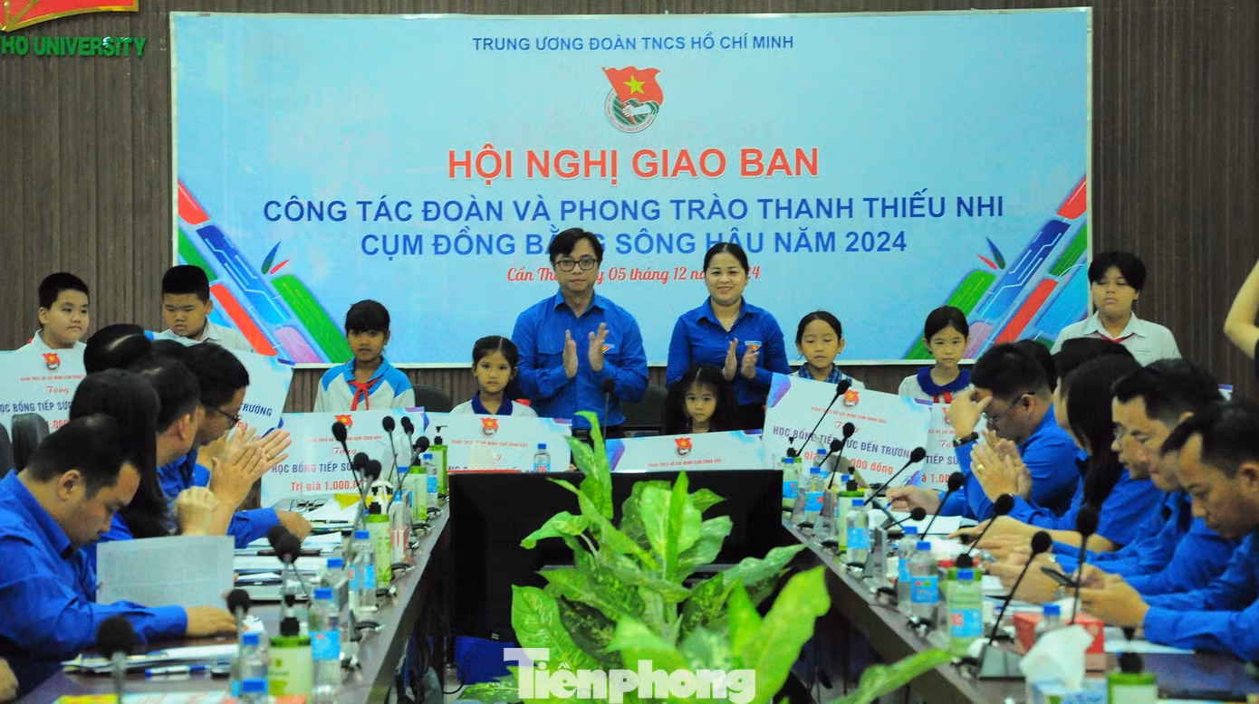Thành Đoàn Cần Thơ trao tặng 20 suất học bổng tiếp sức đến trường và 20 phần quà cho các em thiếu nhi vượt khó học tốt.