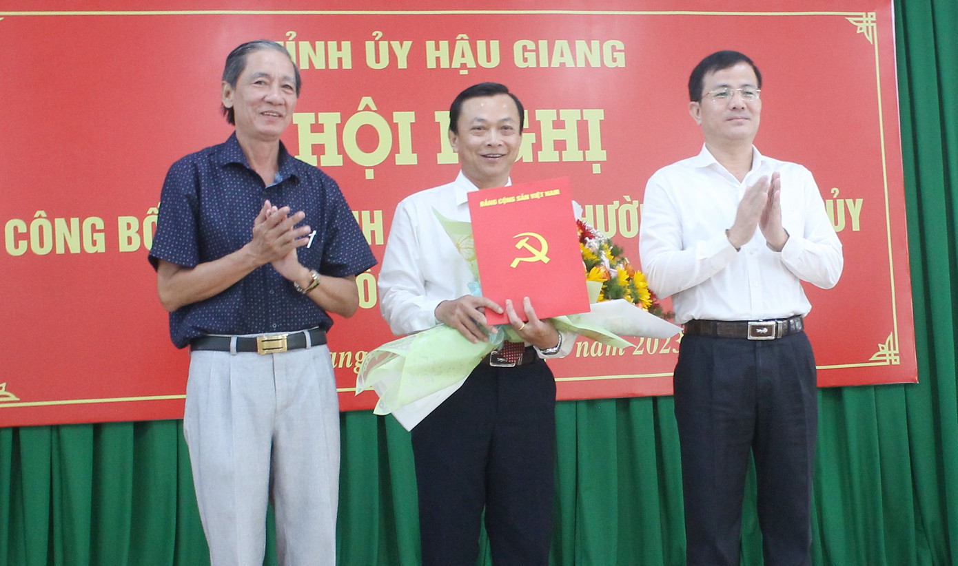 Ông Lê Công Khanh - Giám đốc Sở VH-TT&DL tỉnh Hậu Giang được điều động, chỉ định giữ chức Bí thư Đảng đoàn, giới thiệu bầu giữ chức Chủ tịch LĐLĐ tỉnh Hậu Giang. Ông Lê Công Khanh - Giám đốc Sở VH-TT&DL tỉnh Hậu Giang được điều động, chỉ định giữ chức Bí thư Đảng đoàn, giới thiệu bầu giữ chức Chủ tịch LĐLĐ tỉnh Hậu Giang.