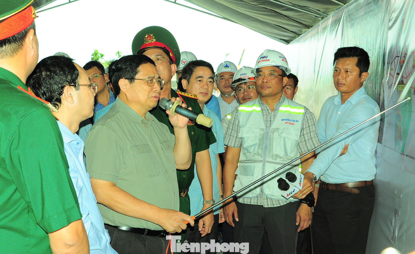 Thủ tướng phát biểu tại công trường dự án. (Ảnh: Cảnh Kỳ)