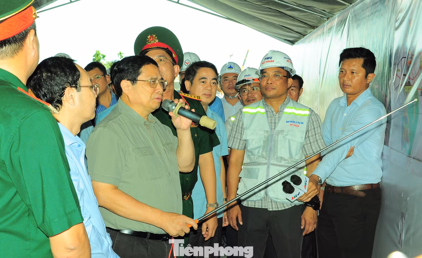 Thủ tướng phát biểu tại công trường dự án. (Ảnh: Cảnh Kỳ) Thủ tướng phát biểu tại công trường dự án. (Ảnh: Cảnh Kỳ)