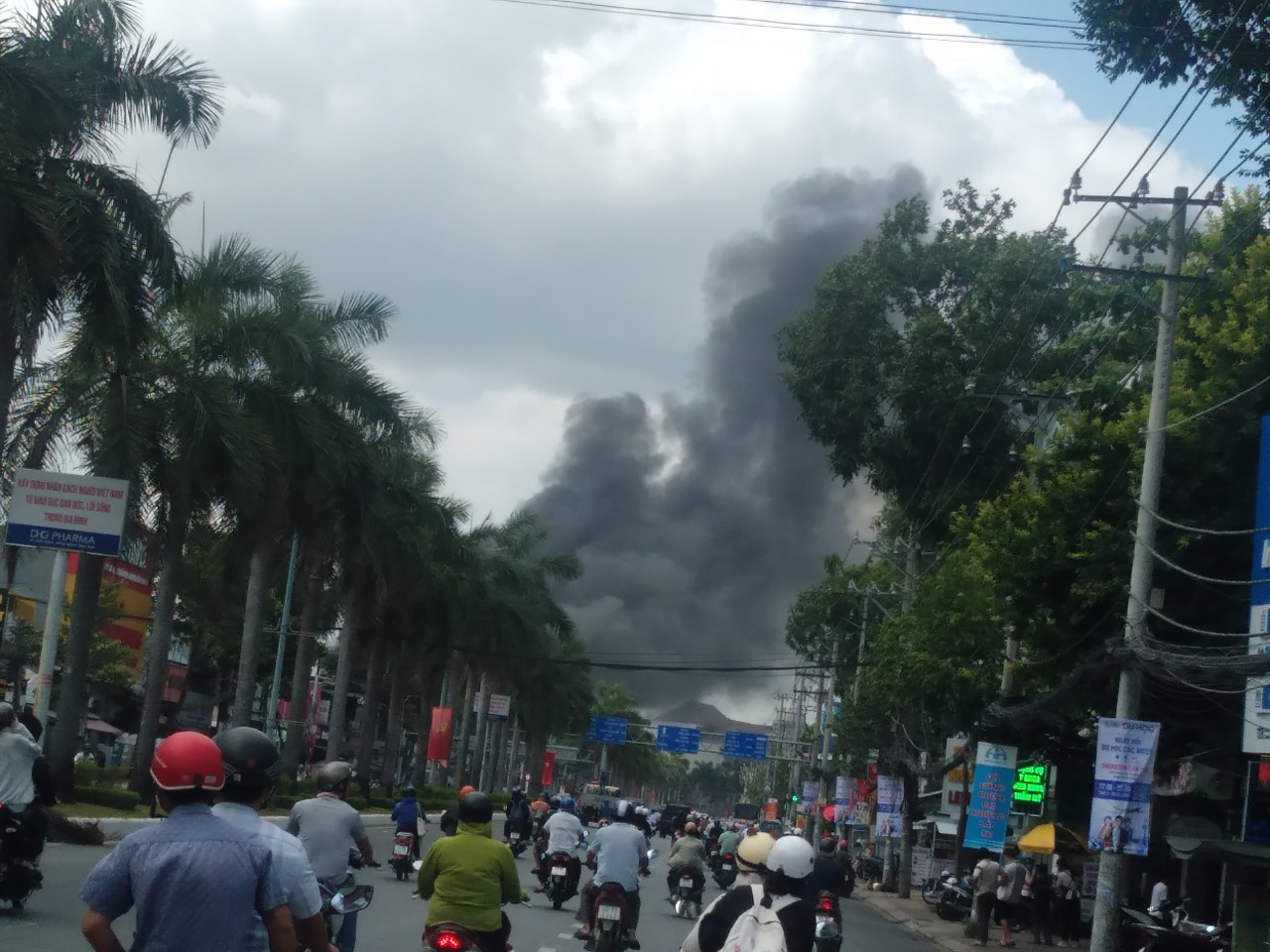 Cột khói nghi ngút bốc cao tại ga ra ô tô Kim Thu, đường 3 Tháng 2, phường Hưng Lợi, quận Ninh Kiều, Thành phố Cần Thơ.